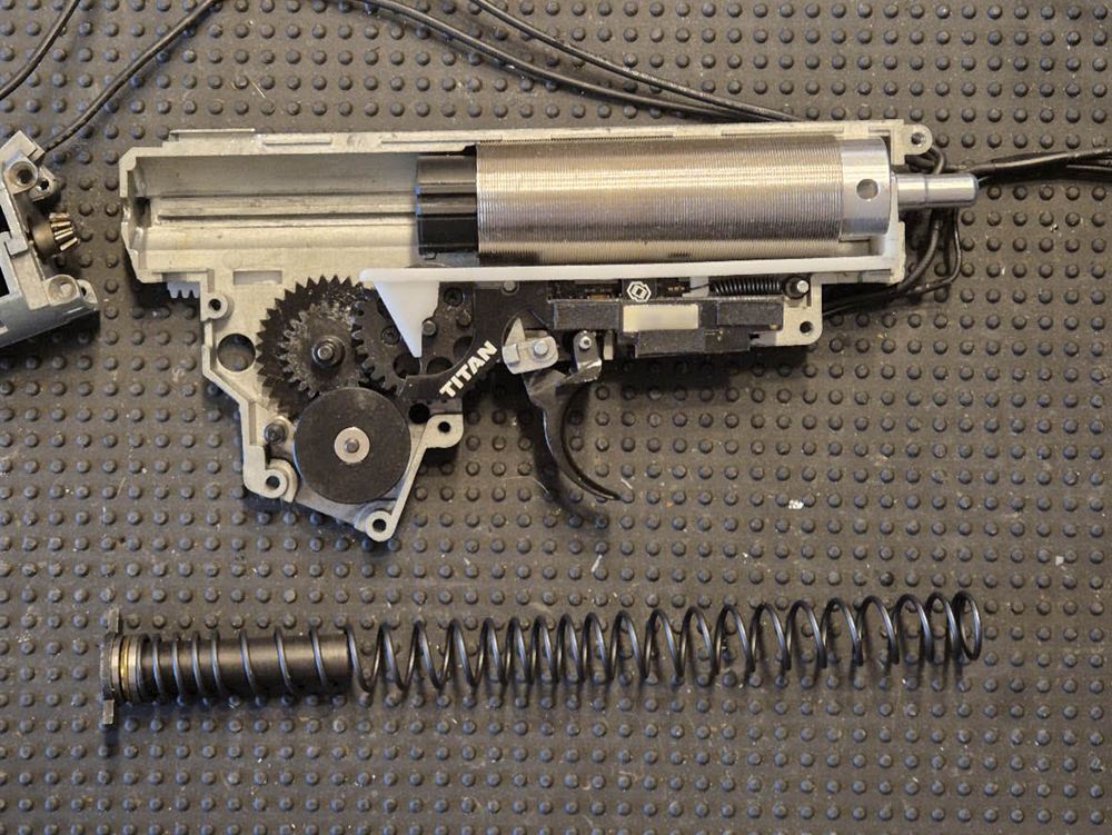 Cylinder in an open gearbox with the spring and piston laid out